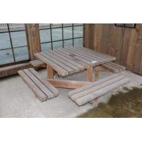 houten vierkante tuintafel met 4 vaste houten banken, afm plm 190x190cm